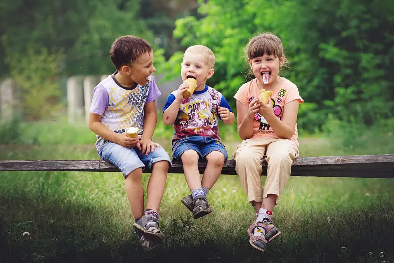 Niños jugando juntos