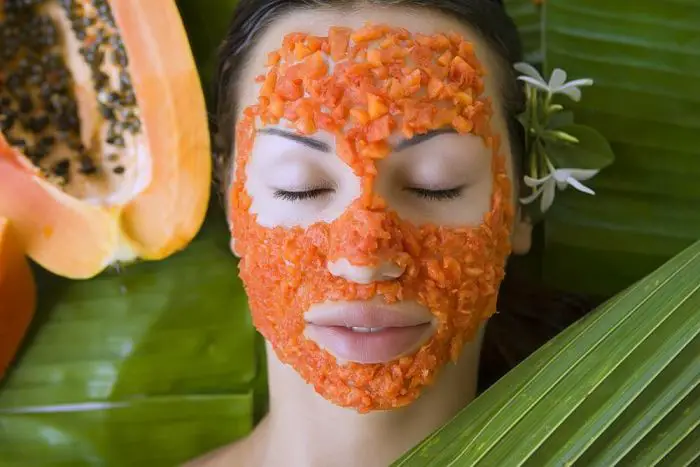 Una resplandeciente con 10 mascarillas papaya