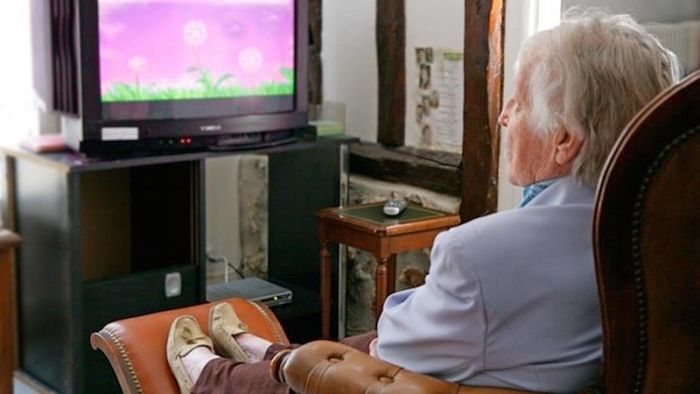 ver mucha televisión a edad avanzada