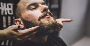 como aplicar cera para barba