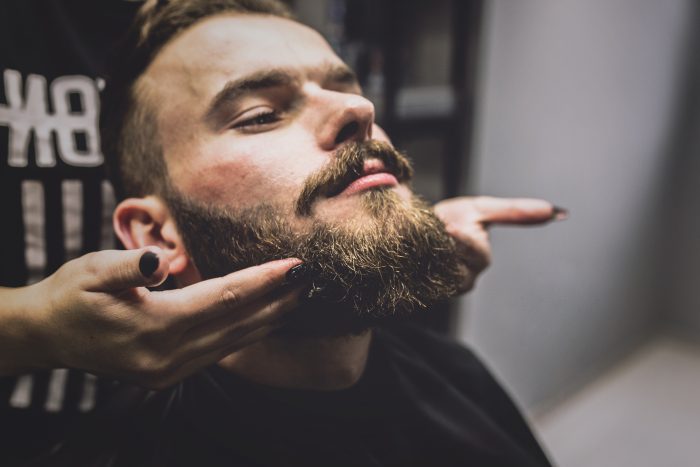 como aplicar cera para barba