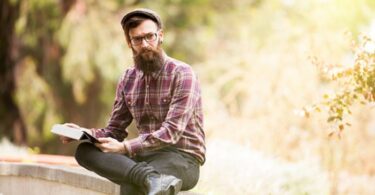 Hombre con camisa a cuadros y estilo hipster