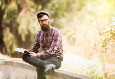 Hombre con camisa a cuadros y estilo hipster