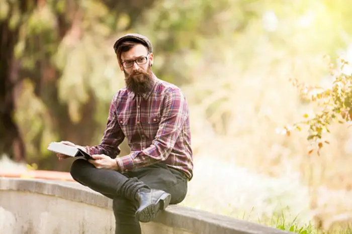 Hombre con camisa a cuadros y estilo hipster
