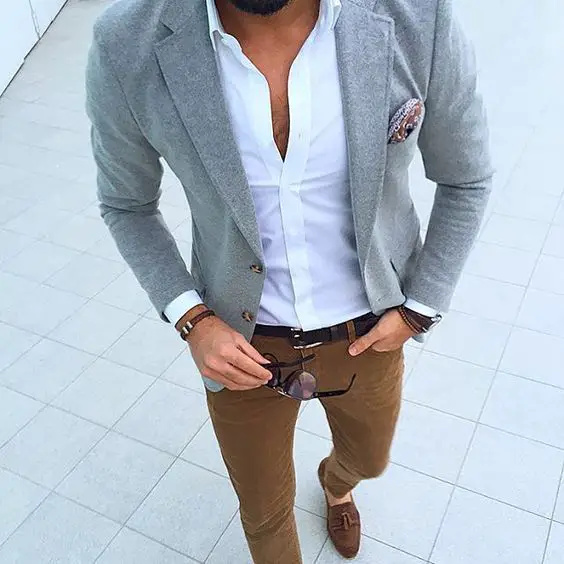 Hombre con chaqueta gris y zapatos marrones