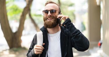 hombre con lentes de sol