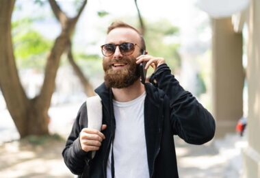 hombre con lentes de sol