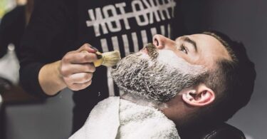 aplicar shampoo para barba y bigote