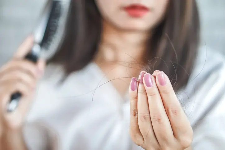 Mujer que sufre de caída del cabello