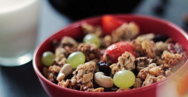 un plato con alimentos ricos en cobre