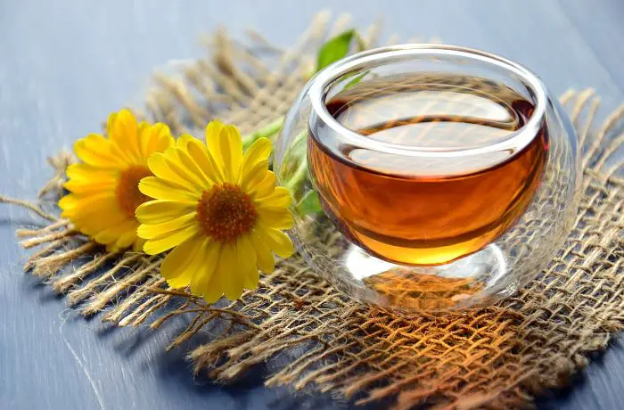 Té de calendula con flores secas