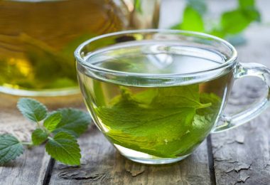 taza de infusión con menta poleo