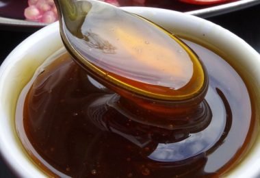 Preparado casero con miel para tratar la ronquera