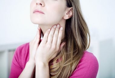Mujer con problemas de tiroides por deficiencia de yodo