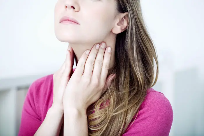 Mujer con problemas de tiroides por deficiencia de yodo