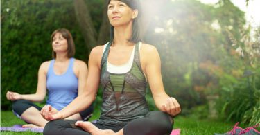 Mujer practicando yoga para tratar la fibromialgia