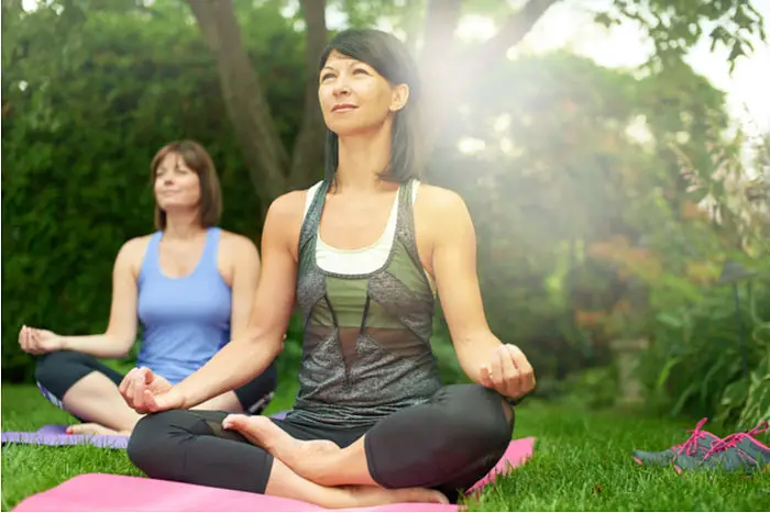 Mujer practicando yoga para tratar la fibromialgia