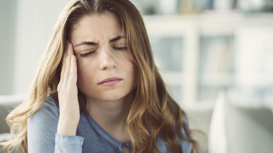 Mujer que sufre migraña y dolores de cabeza