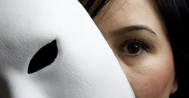 Mujer con máscara, detectar amigos falsos