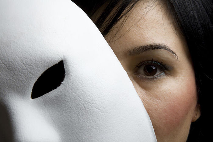Mujer con máscara, detectar amigos falsos