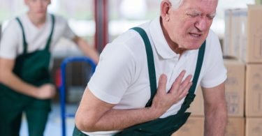 Persona sufriendo un ataque cardíaco