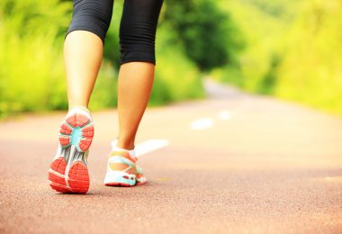 Piernas mujer dando caminata para adelgazar