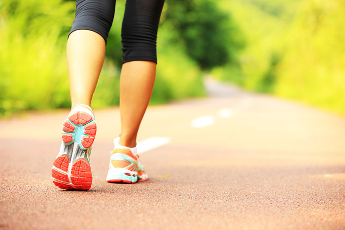 Piernas mujer dando caminata para adelgazar