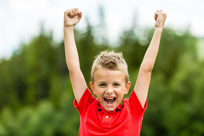 Niño feliz. Buena autoestima infantil.