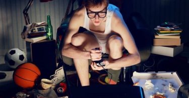 Joven adolescente jugando videojuegos