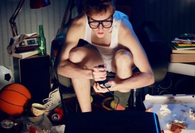 Joven adolescente jugando videojuegos