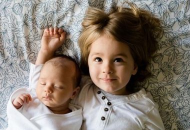 Bebé con hermana mayor