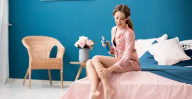 Mujer hidratándose las piernas