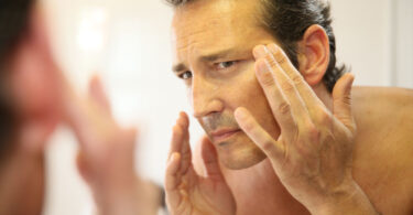 Hombre que cuida su piel para evitar arrugas y eliminar impurezas
