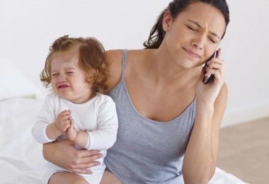 Mamá estresada con hija. Mamás necesitan vacaciones para ellas.