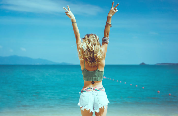 Mujer feliz en el mar