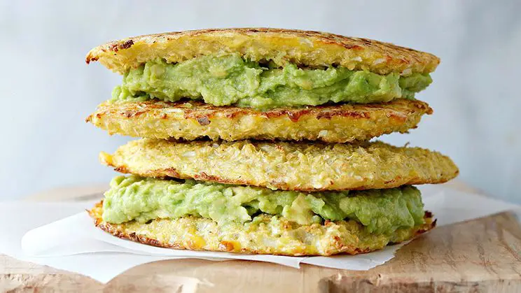 sandwich de aguacate con pan de coliflor