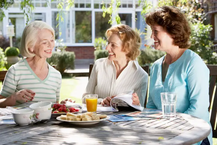 Mujeres amigas conversando y tomando té