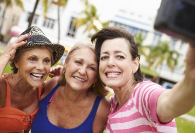 Mujeres amigas tomandose una selfie