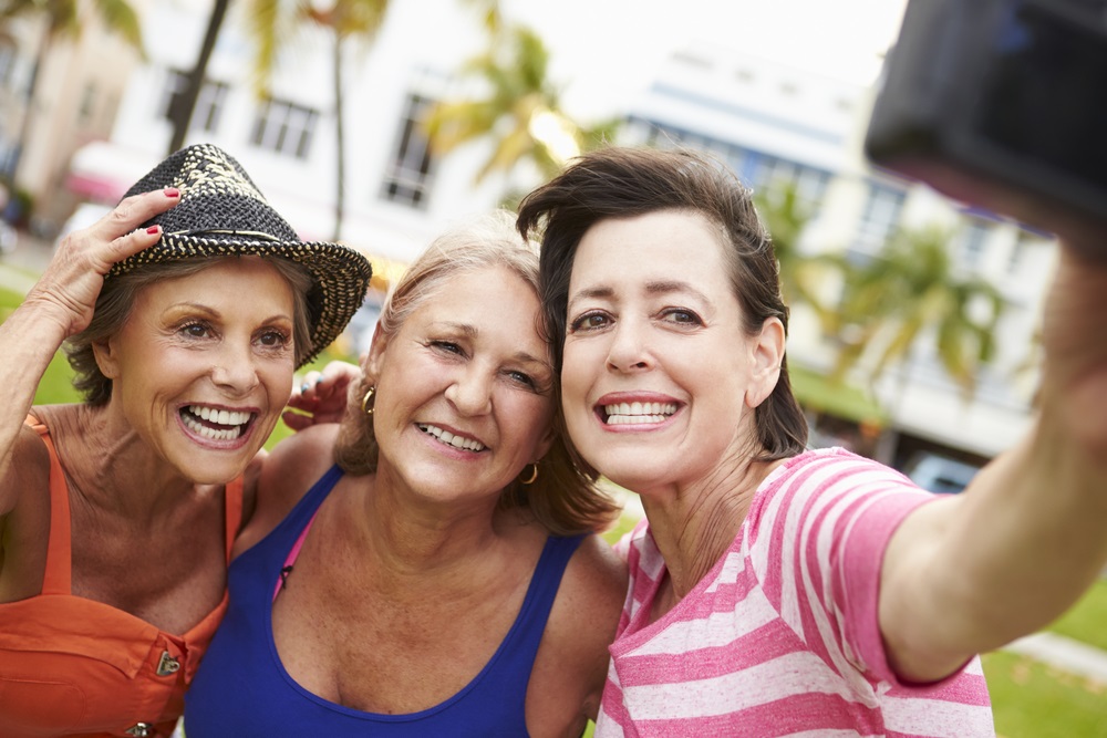 Mujeres amigas tomandose una selfie