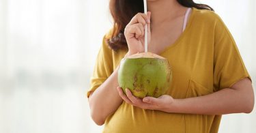 Conoce los beneficios del agua de coco para la mujer embarazada