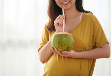 Conoce los beneficios del agua de coco para la mujer embarazada