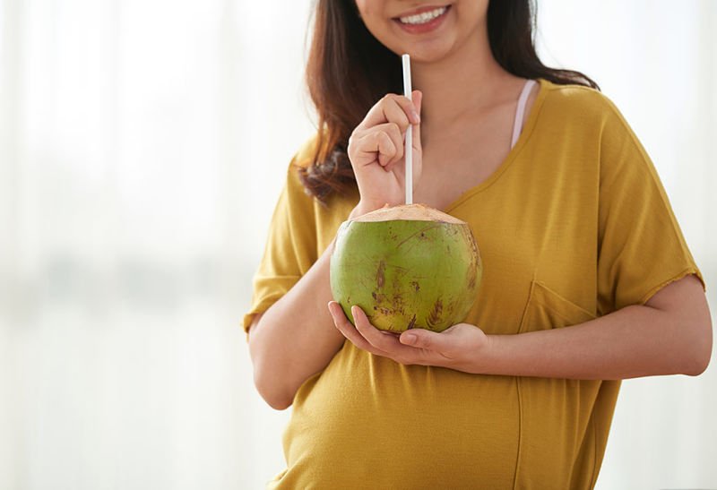 Conoce los beneficios del agua de coco para la mujer embarazada