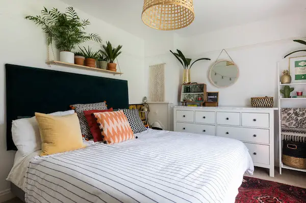 decorar una habitación con plantas en la cama