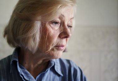 Una persona mayor que sufre soledad