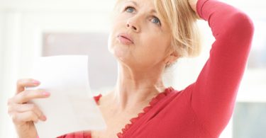 Mujer con problemas de ansiedad durante la menopausia