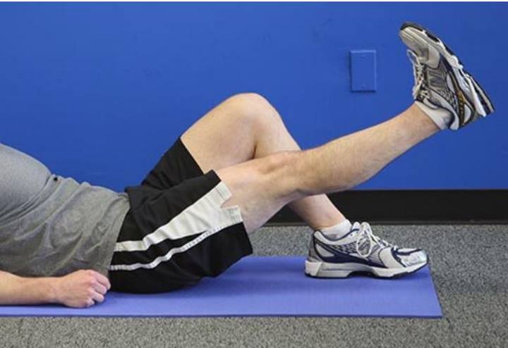 Hombre haciendo ejercicio para fortalecer las rodillas