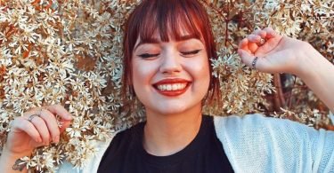 Emociones positivas en una mujer sonriendo