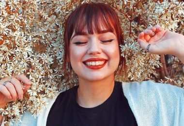 Emociones positivas en una mujer sonriendo