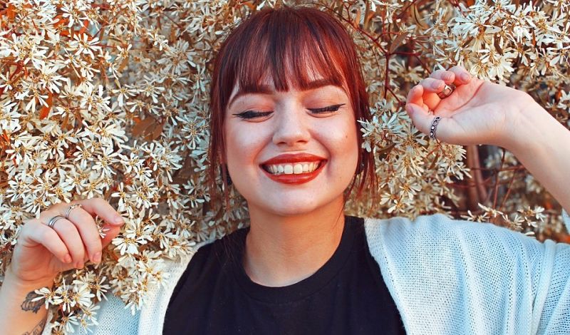 Emociones positivas en una mujer sonriendo