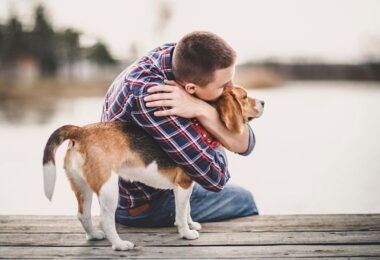Hombre con mascota apoyo emocional